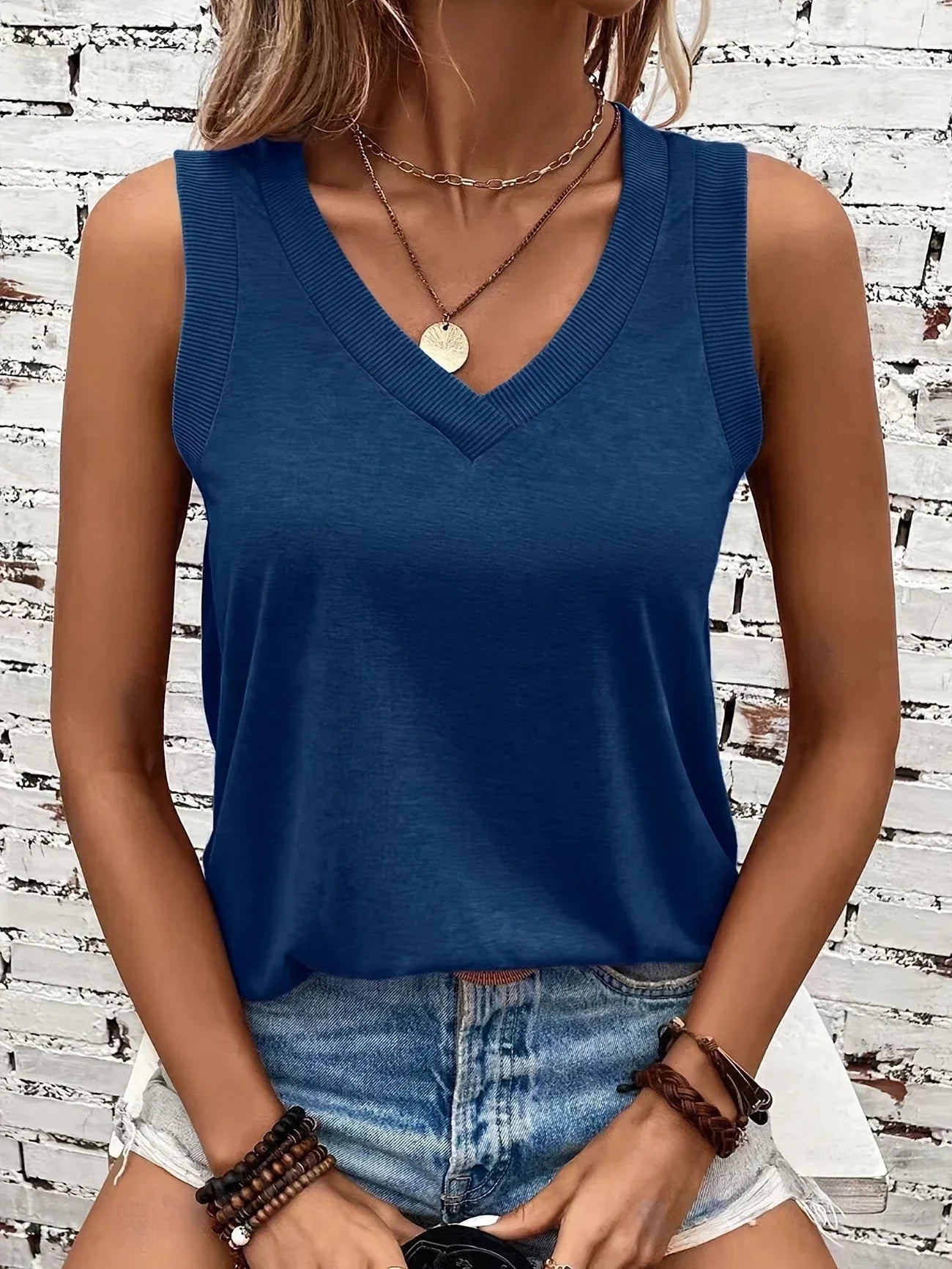 Analia - Breathable V-Neck And Sleeveless Top